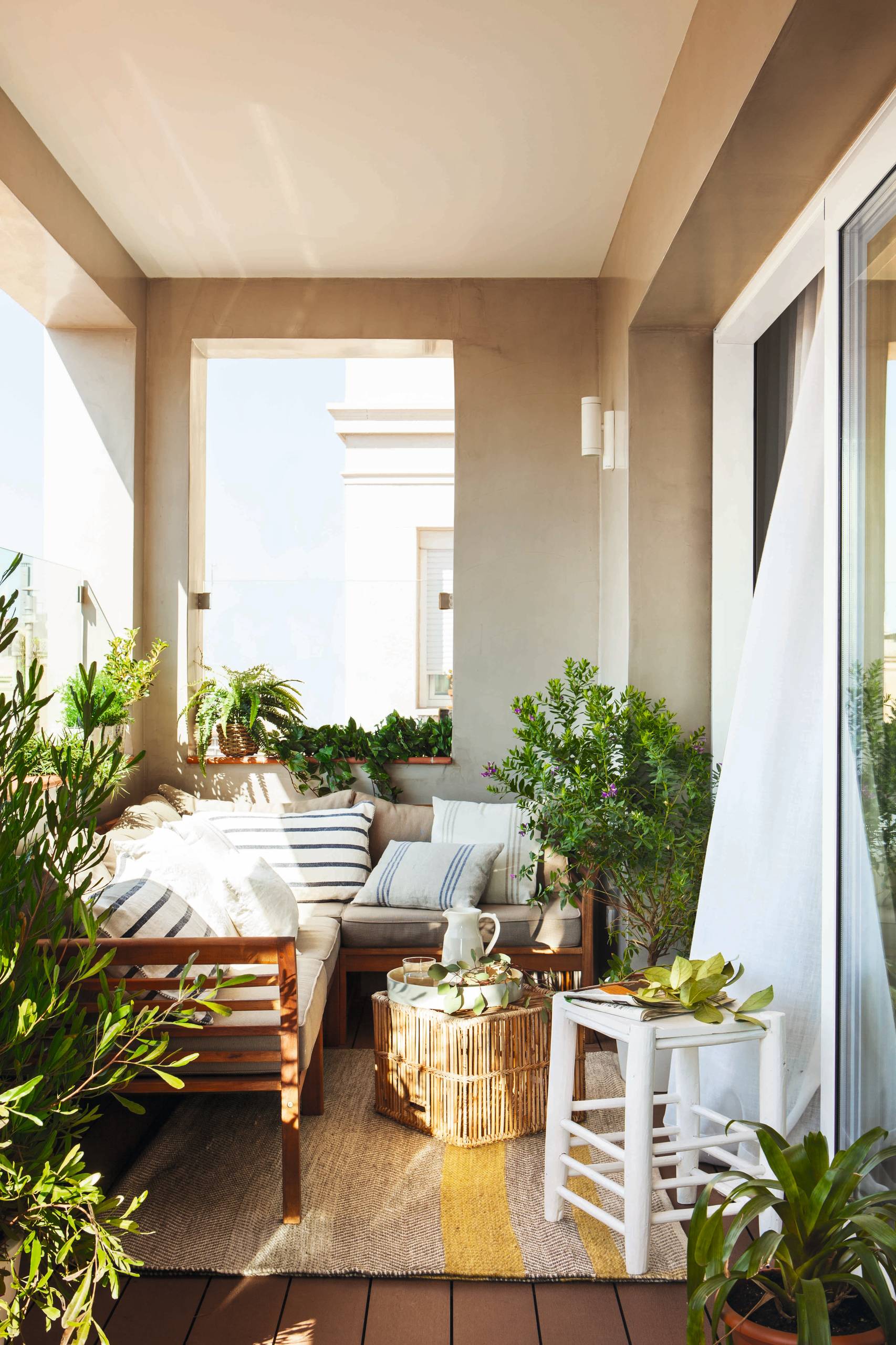 10 Space-Saving Seating Layouts for Compact Balconies