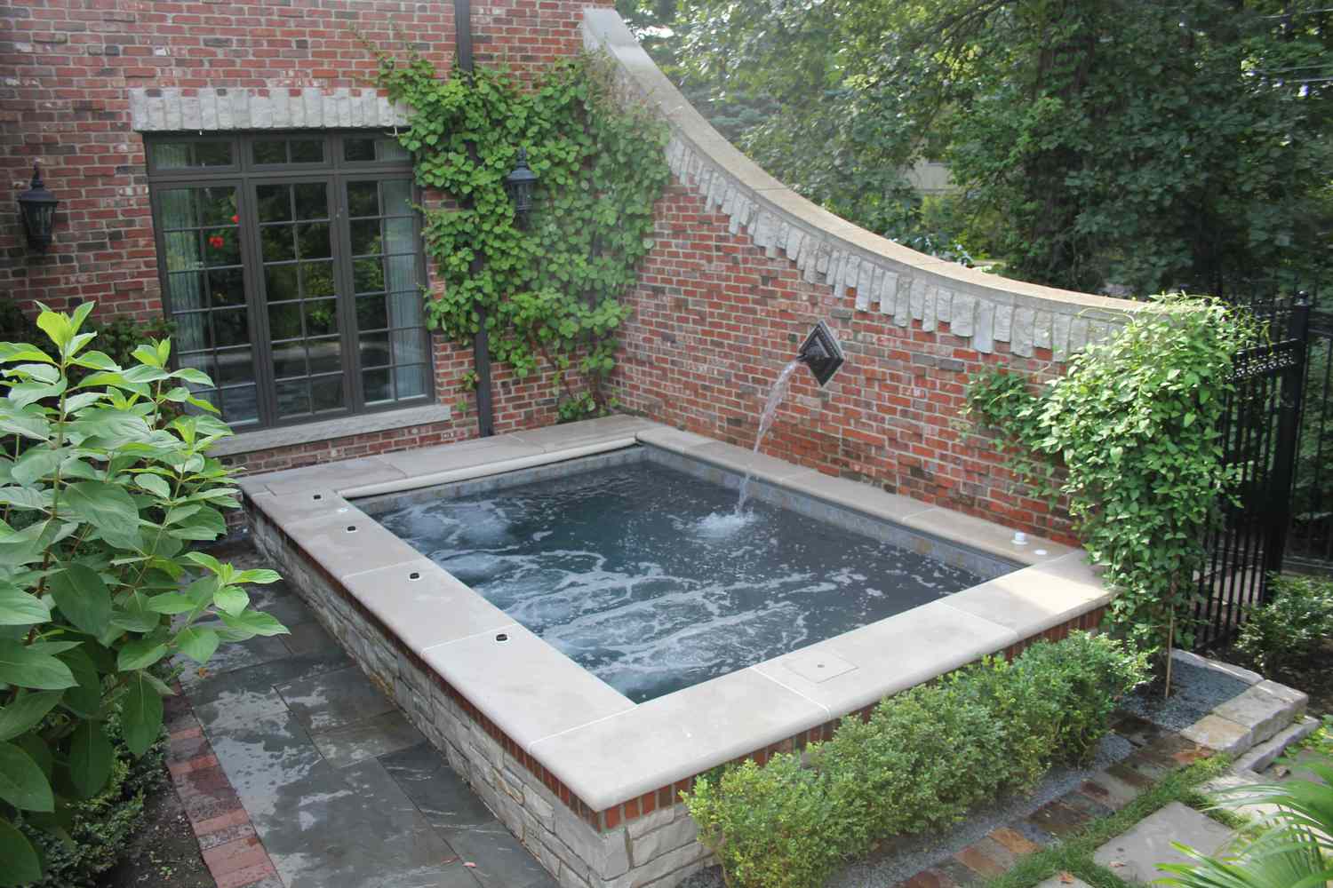 15 Hot Tub and Spa Designs