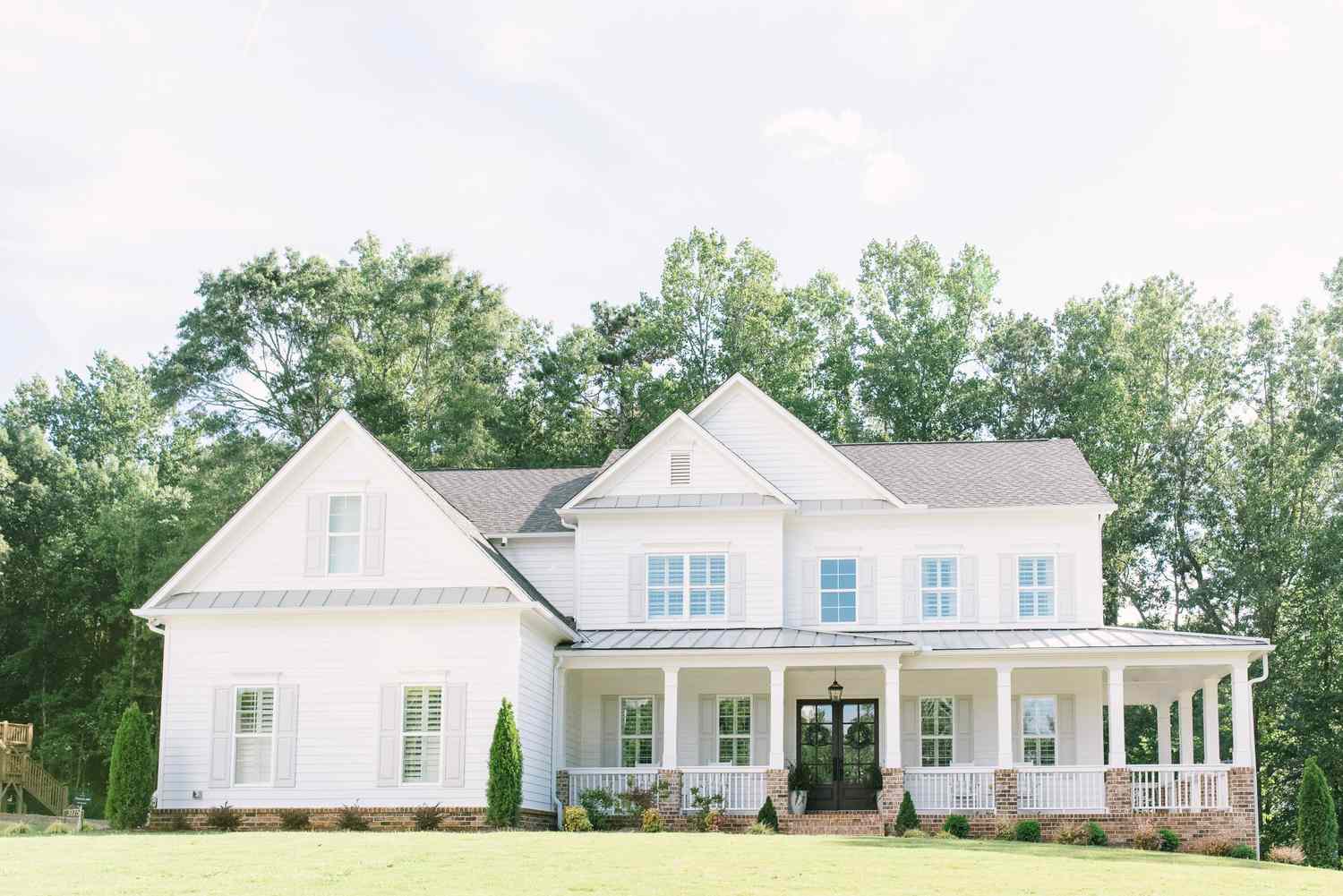 15 Neutral Paint Colors Perfect For Farmhouse Exteriors