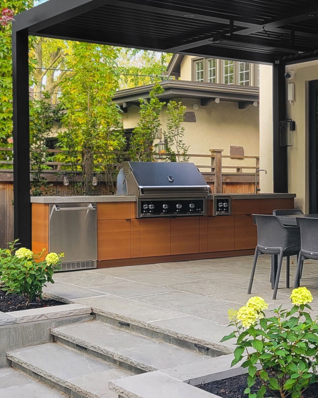 22 Outdoor Kitchen and BBQ Ideas Designers Are Rebuilding Backyards Around in 2026