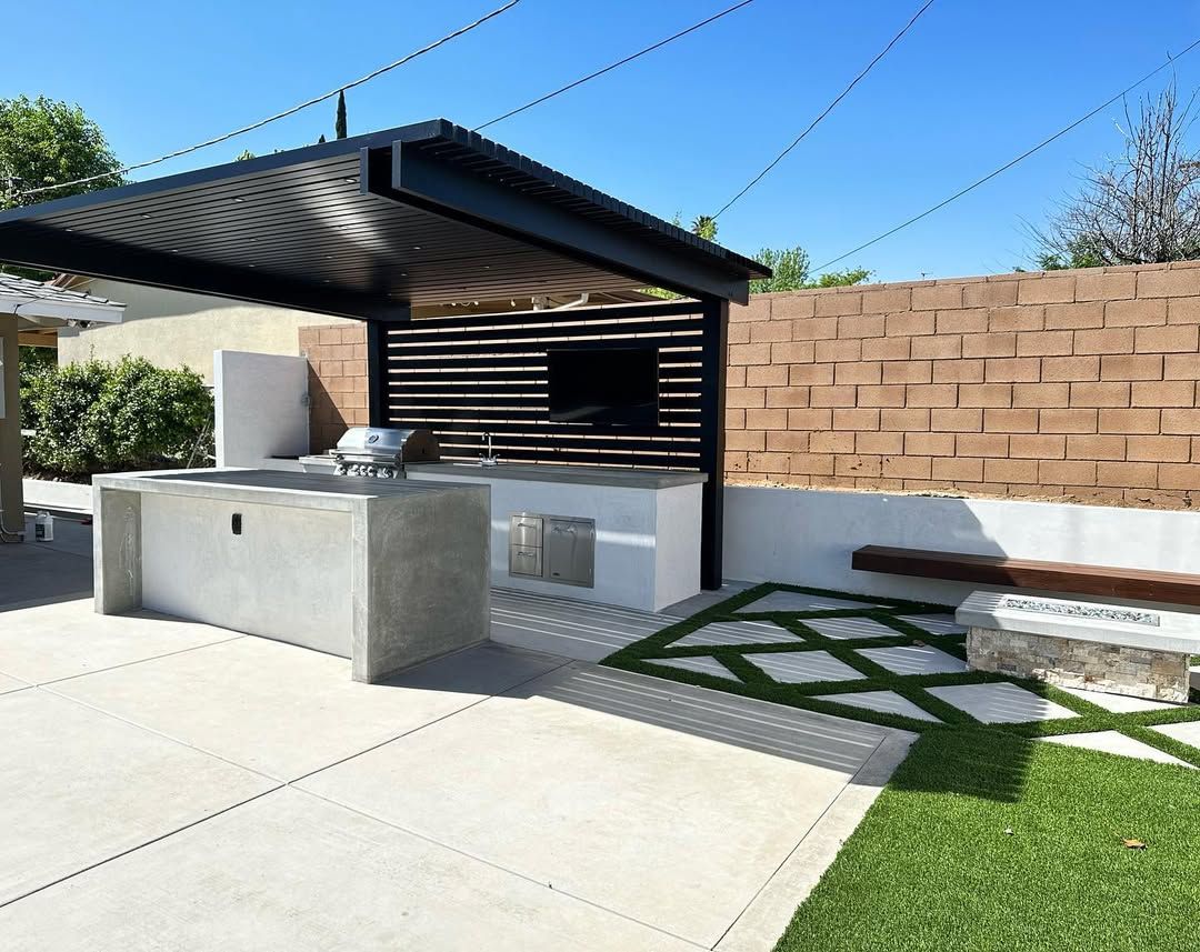 22 Outdoor Kitchen and BBQ Ideas Designers Are Rebuilding Backyards Around in 2026