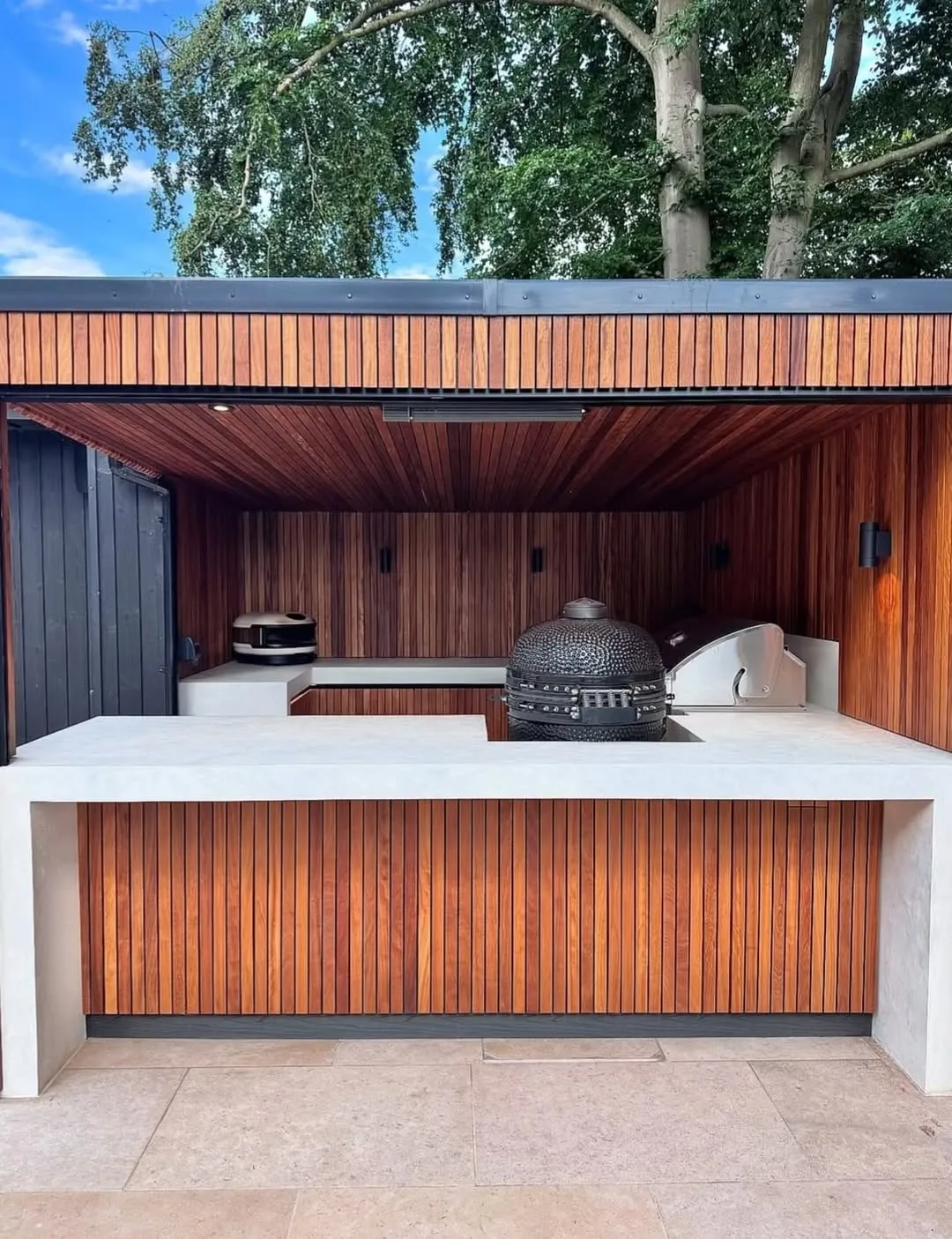 22 Outdoor Kitchen and BBQ Ideas Designers Are Rebuilding Backyards Around in 2026