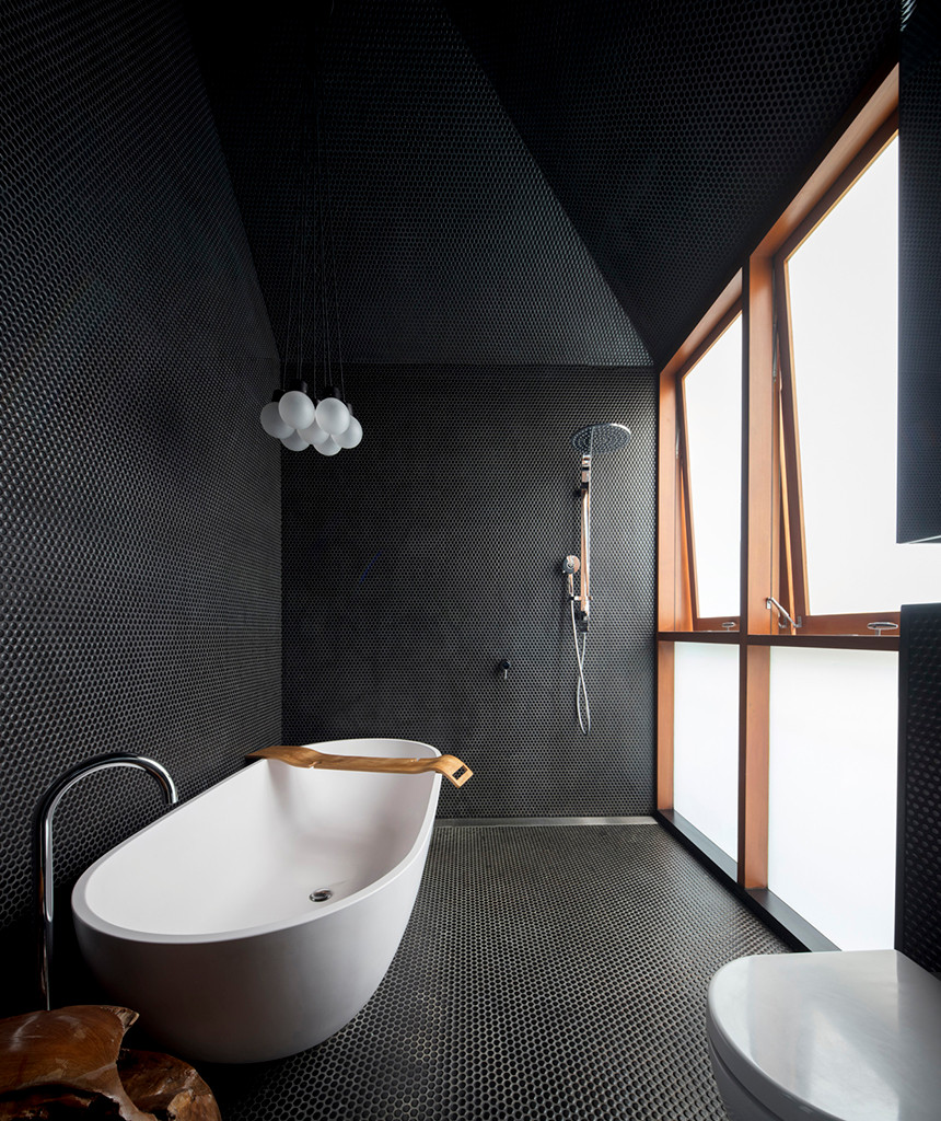 3 Experts' Advice for Designing a Chic Dark Bathroom | Houzz AU