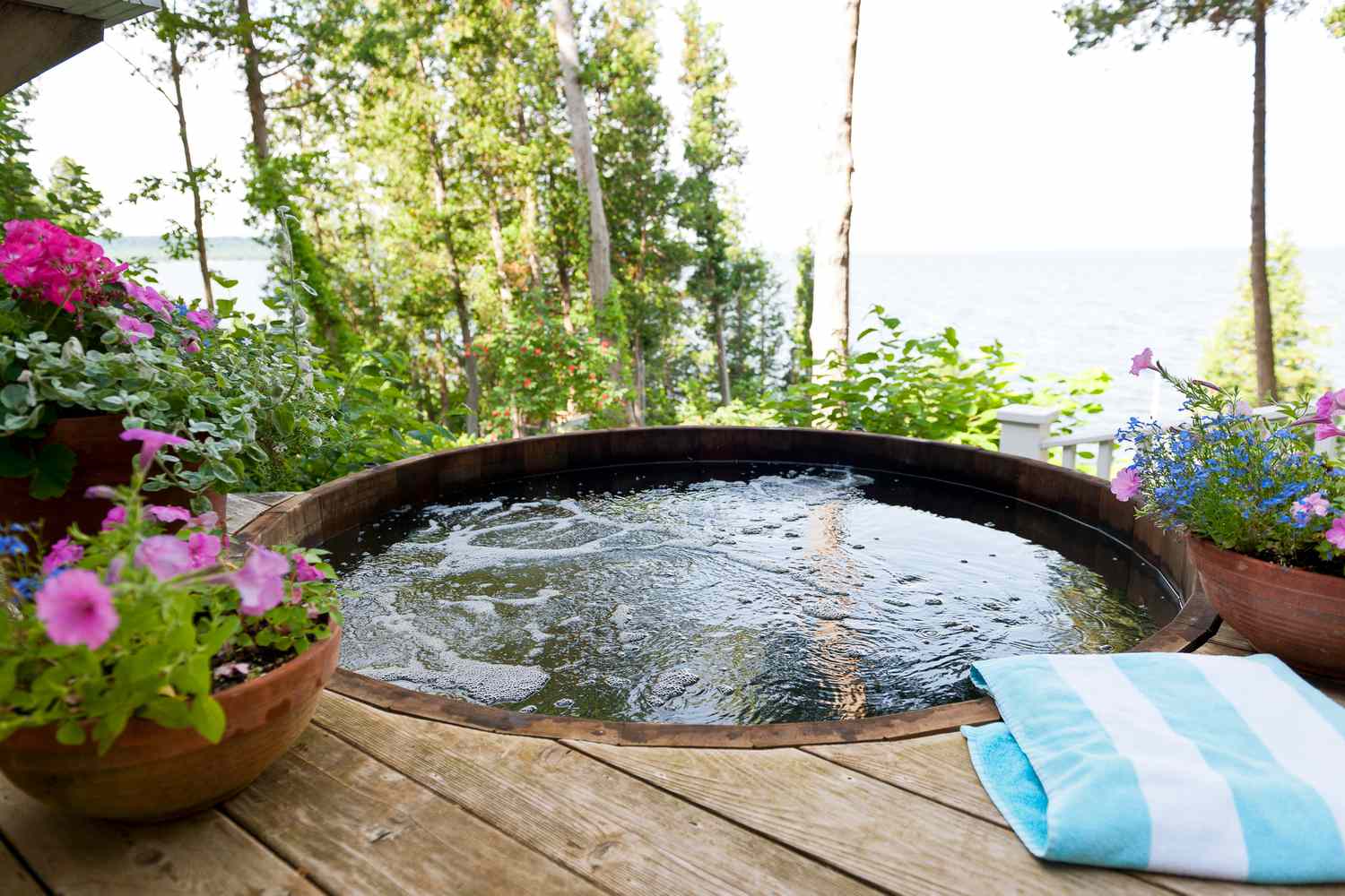 30 Hot Tub Deck Ideas Perfect for Outdoor Entertaining