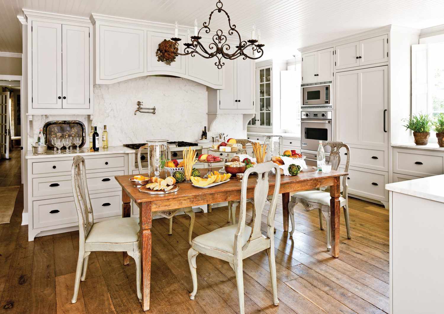 40 Modern Farmhouse Kitchens To Inspire Your Next Refresh