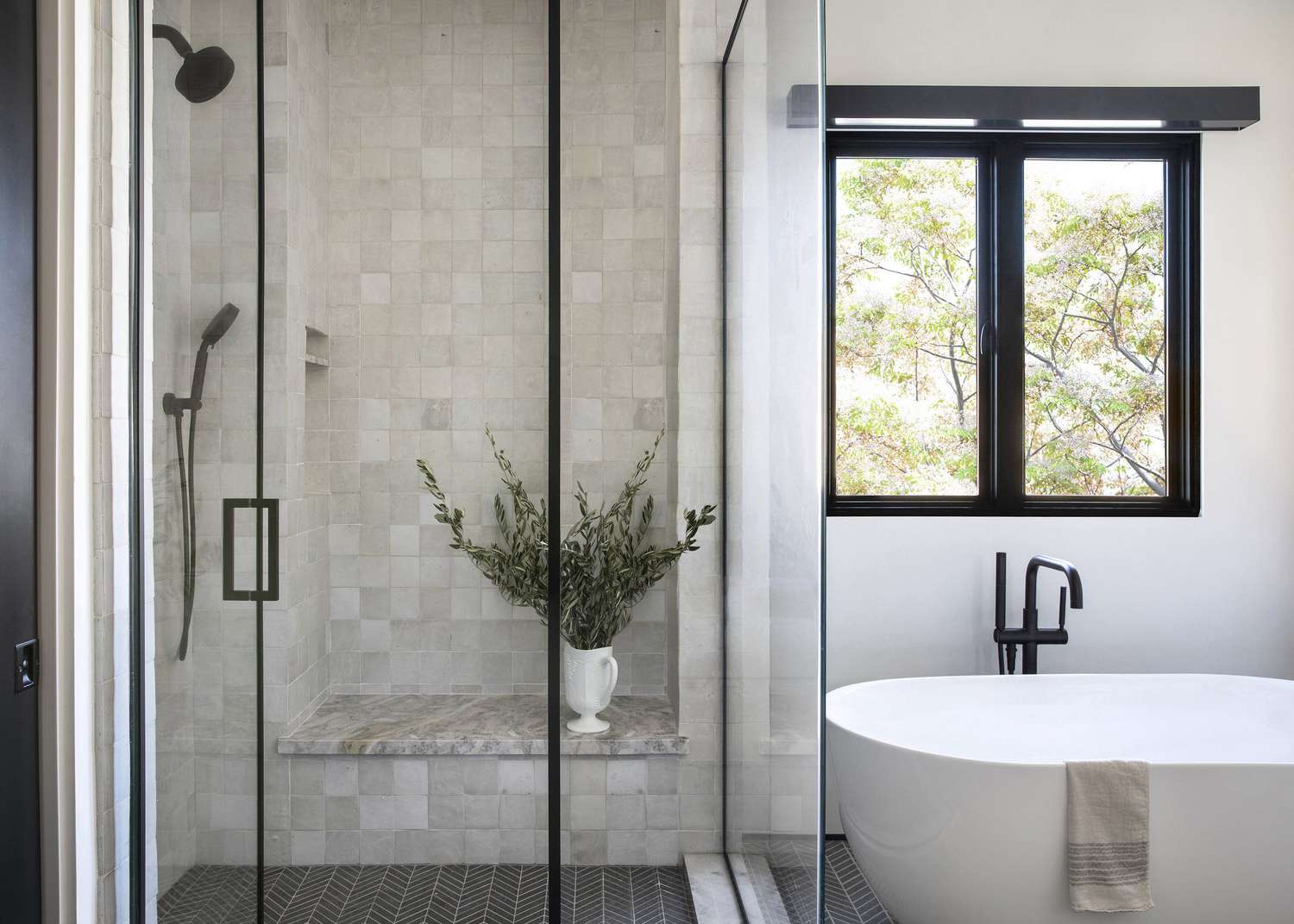 51 Dynamic Black-and-White Bathroom Ideas