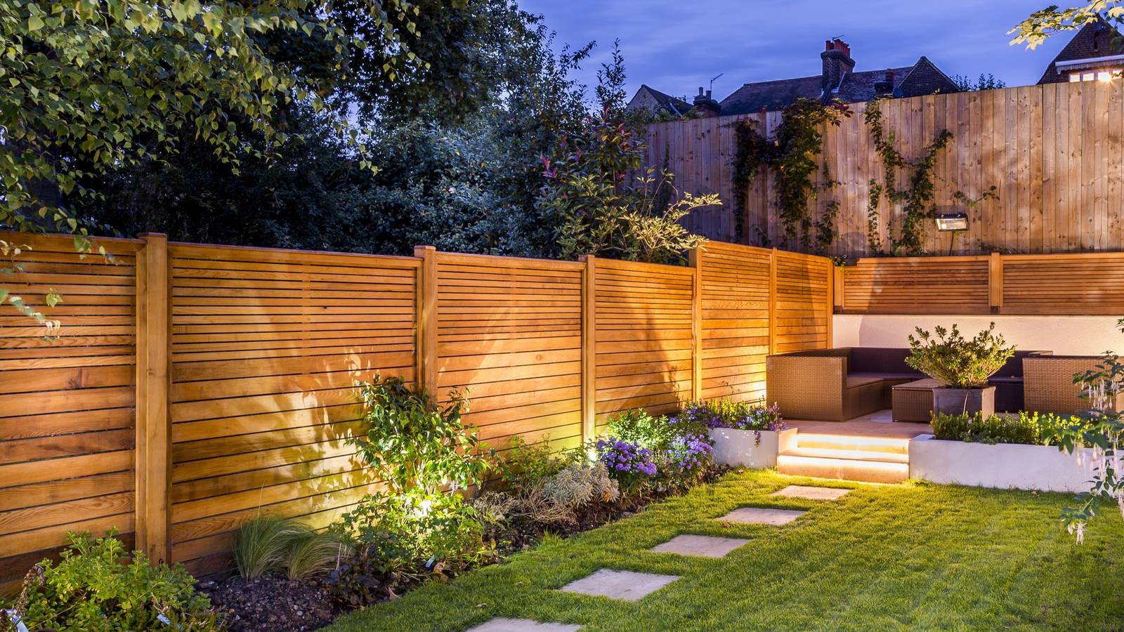 8 Stunning Backyard Fence Ideas