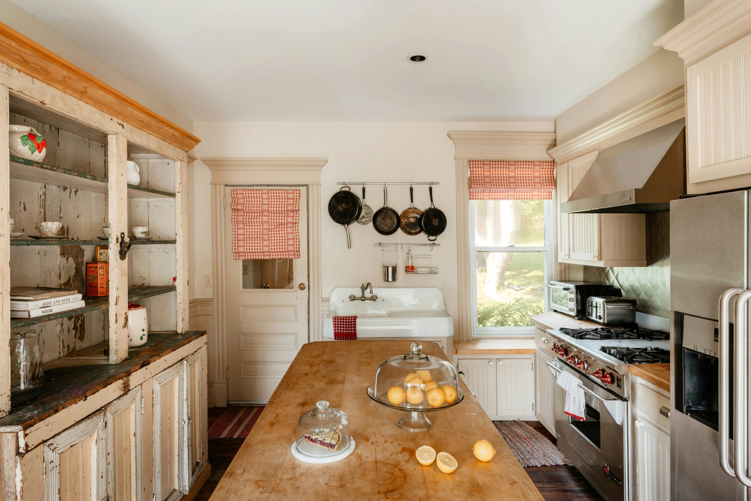 Cozy farmhouse kitchen 2/3 (IG: @clay.banks)