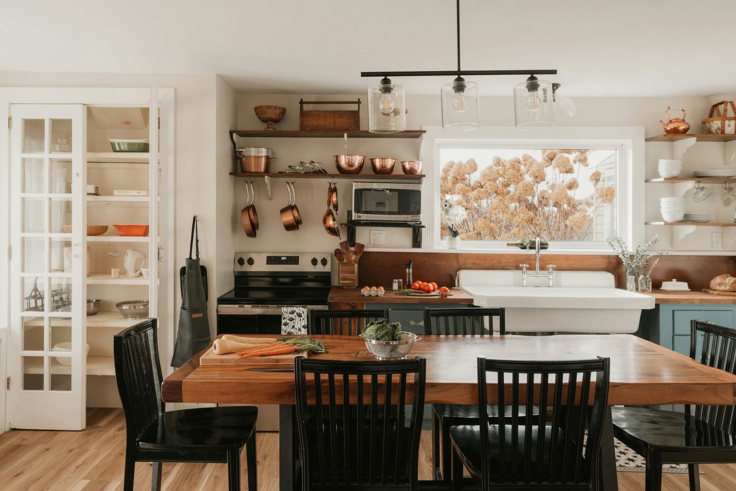 Farmhouse kitchen 2/2 (IG: @clay.banks)
