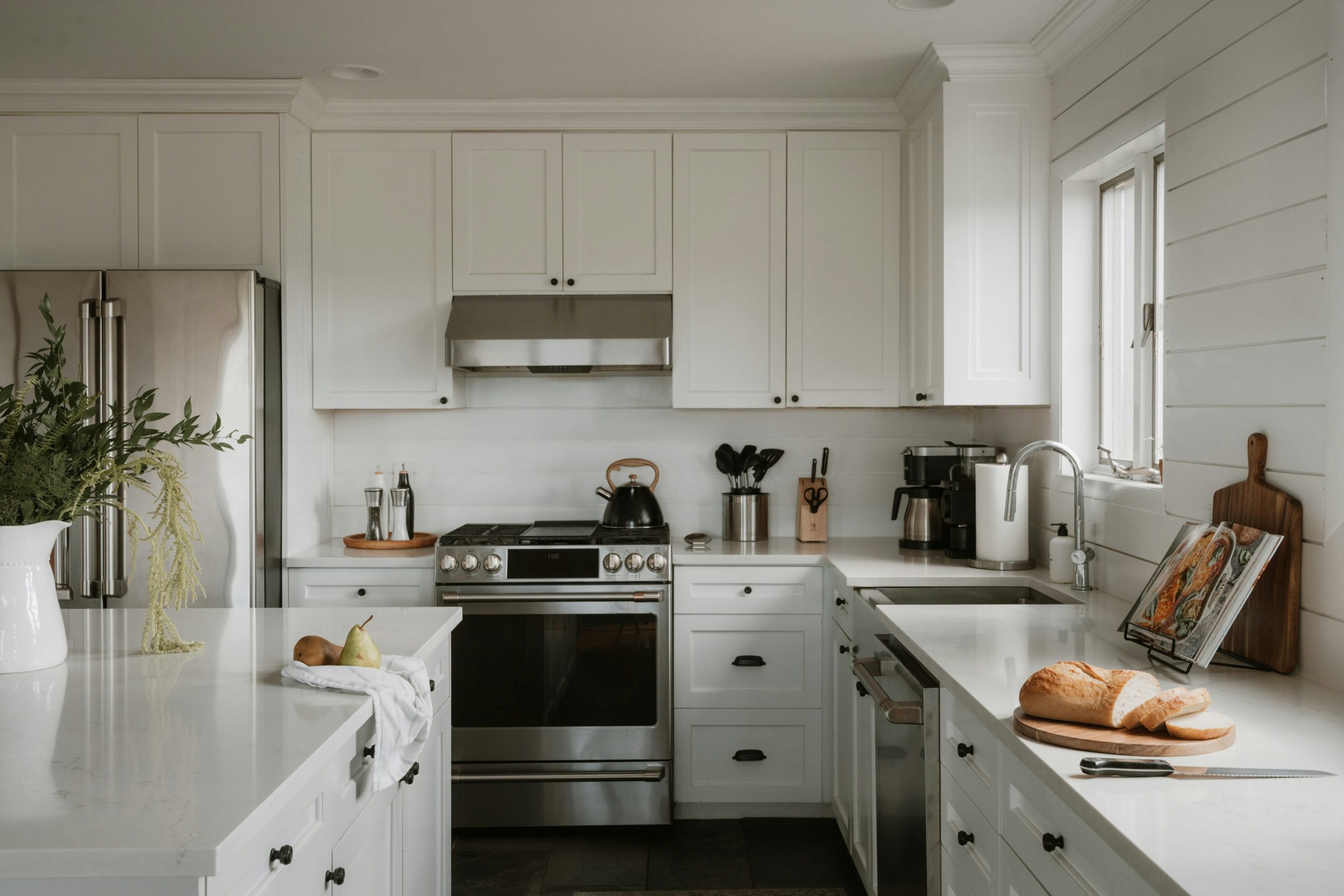Farmhouse Kitchen (IG: @clay.banks)
