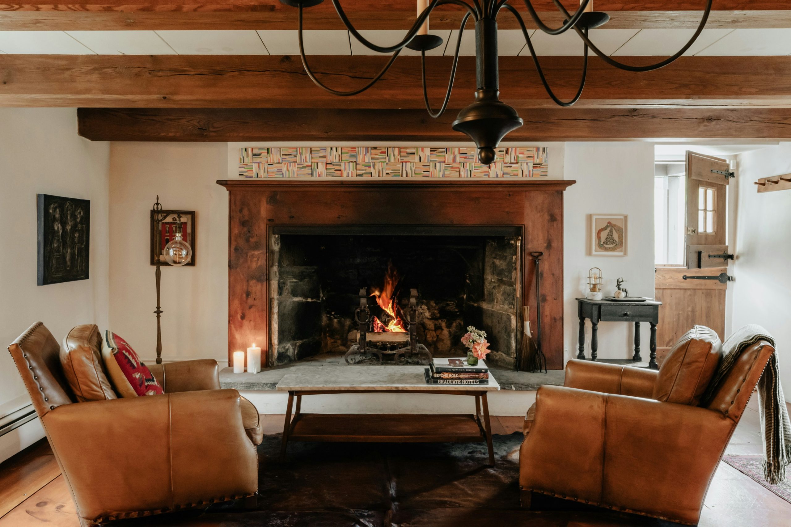 Farmhouse Living Room (IG: @clay.banks)