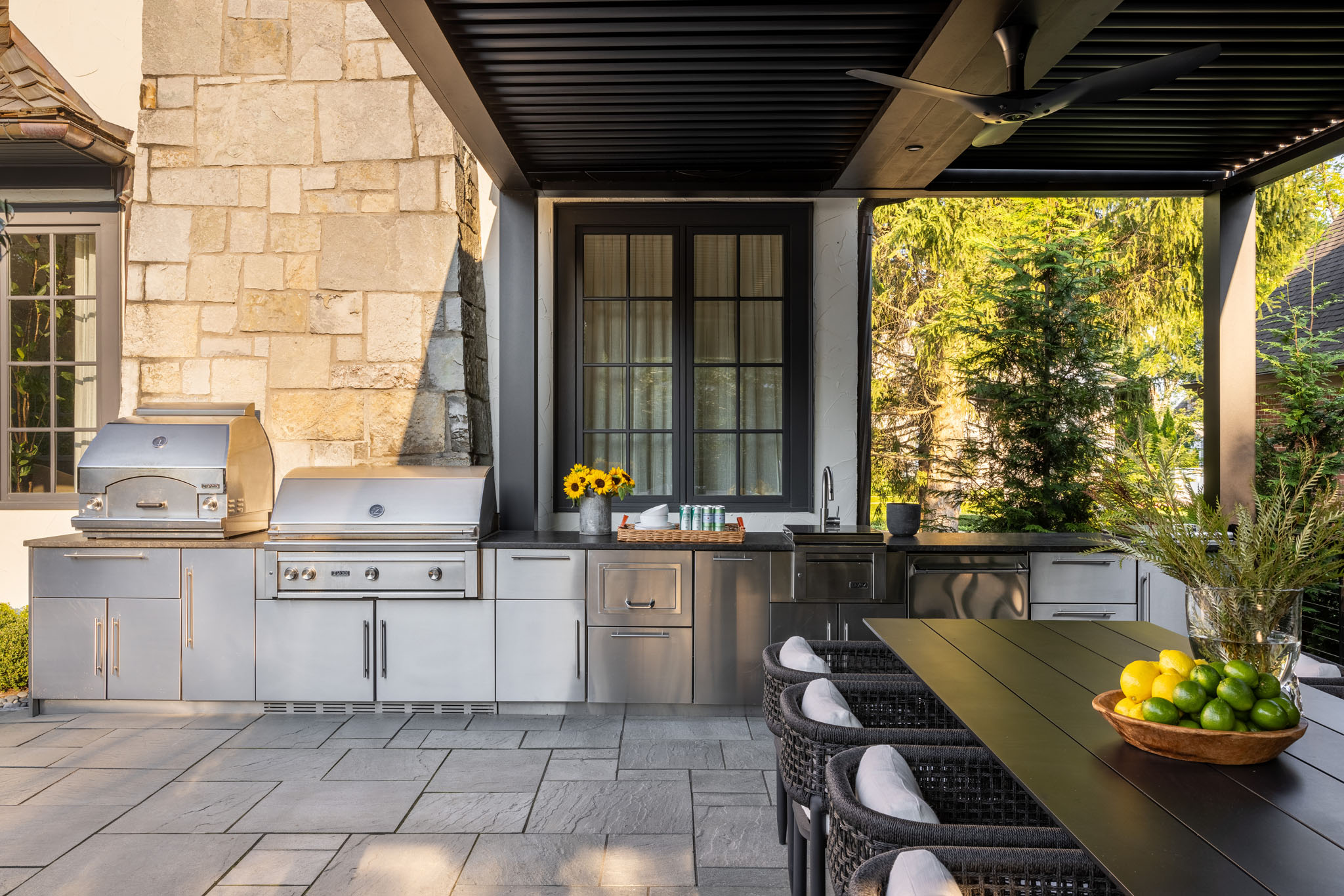 Guide To Outdoor Kitchens/Bars
