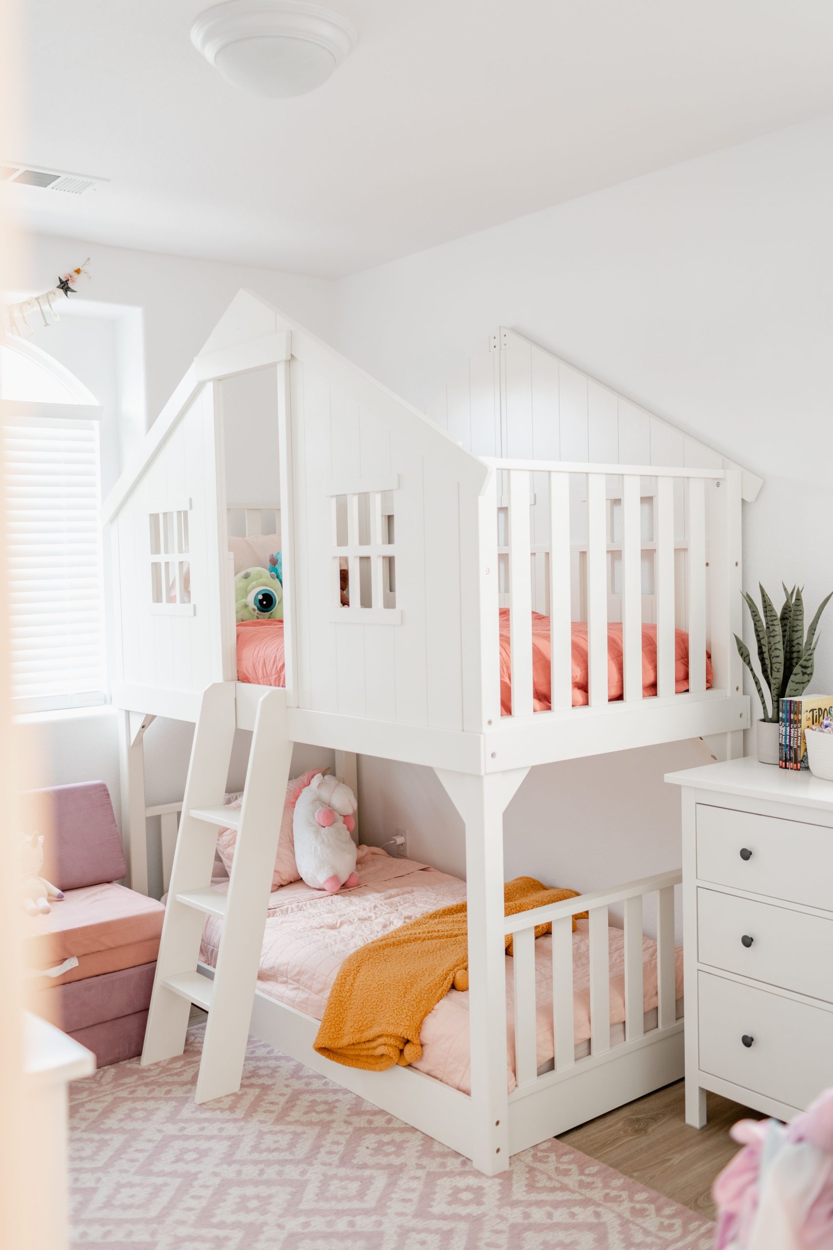 How to create a shared bedroom for sisters -