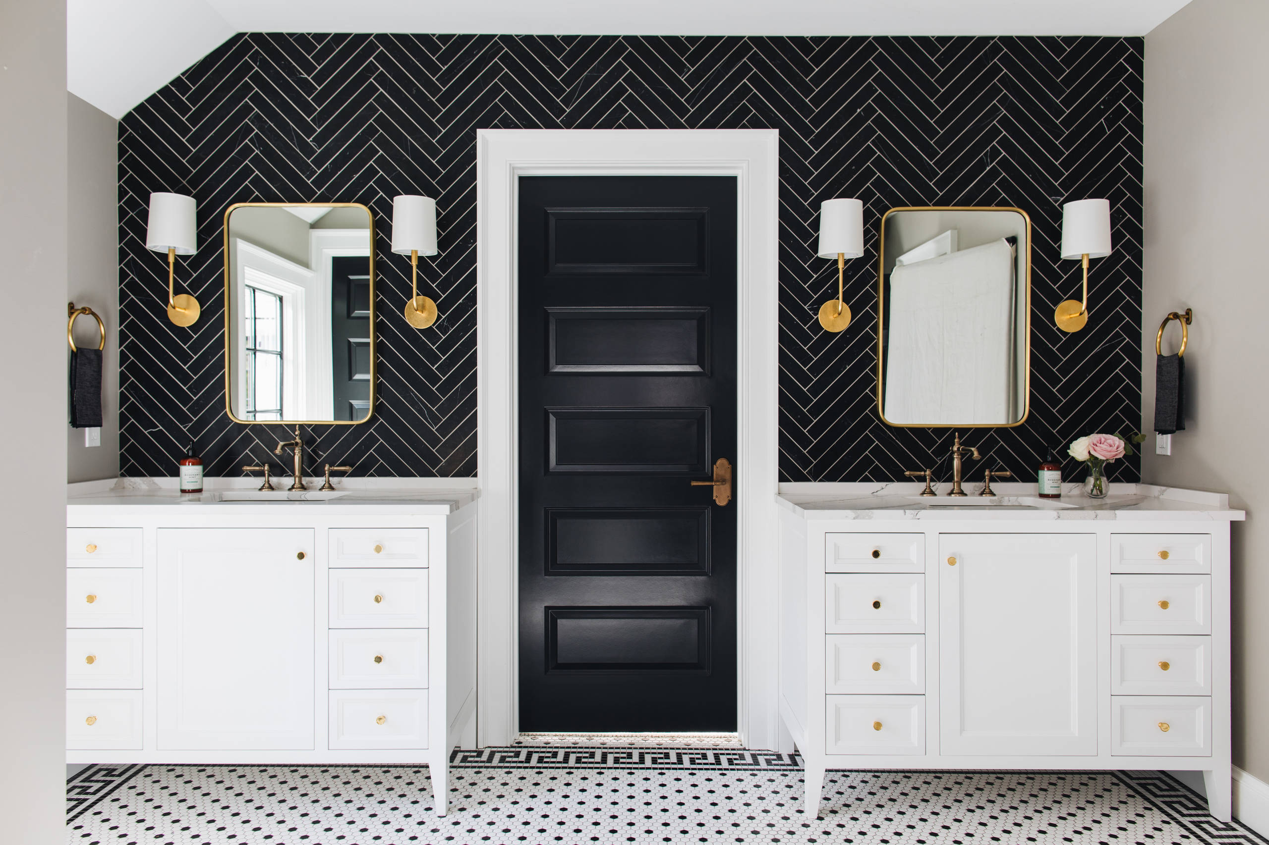 How to Decorate With Black and White in the Bathroom