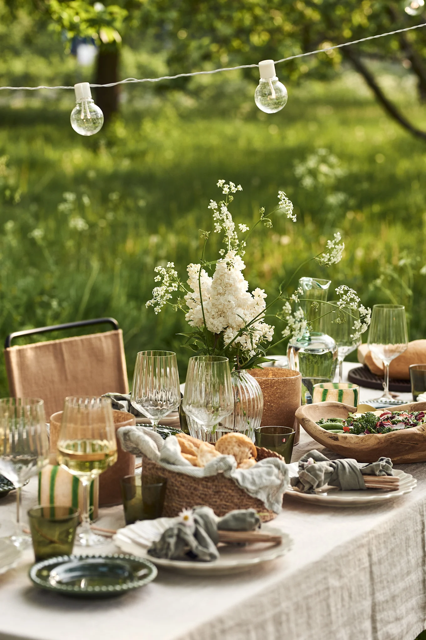 How to host a garden party: Table setting, food & decoration ideas