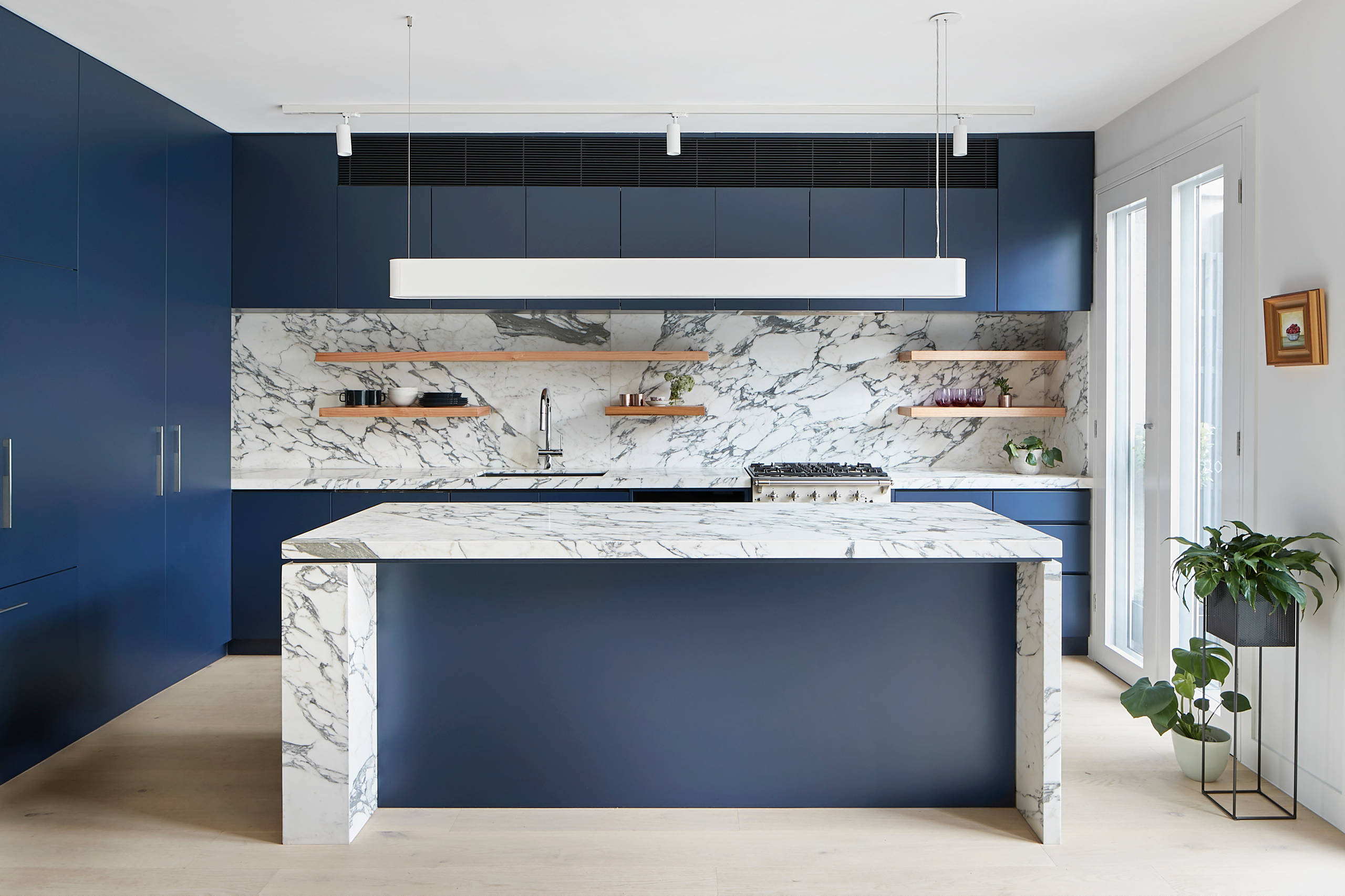 Marble and Deep Blue Create a Standout Kitchen | Houzz AU
