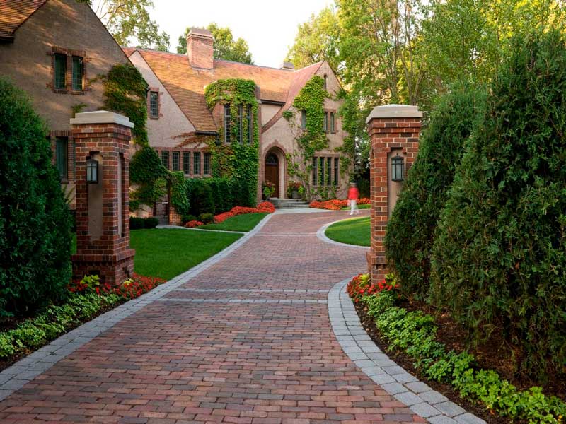 Modern driveway to the house | How to make a home driveway - Euromed-Bud