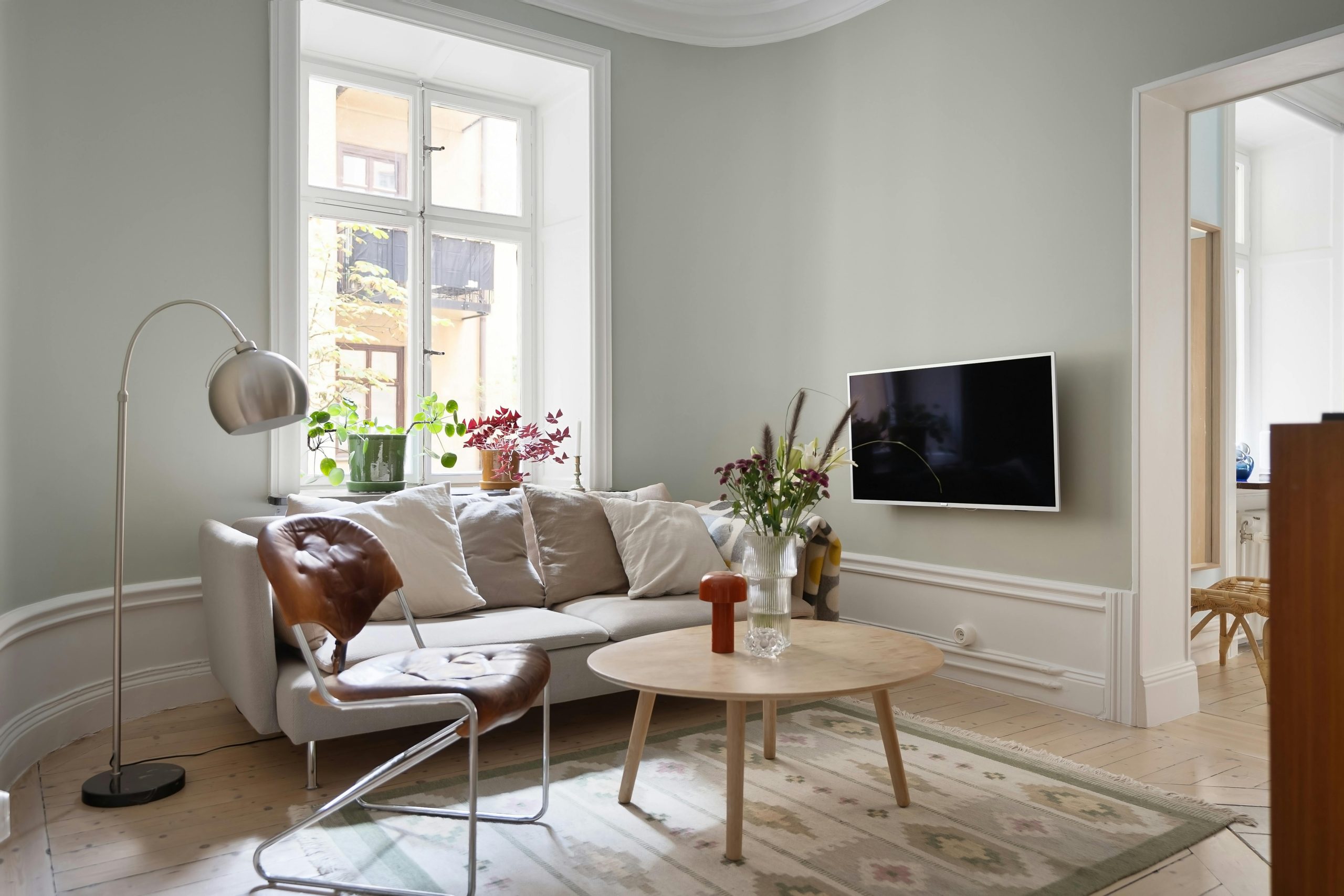 Modern minimalist living room with elegant furniture and natural lighting.