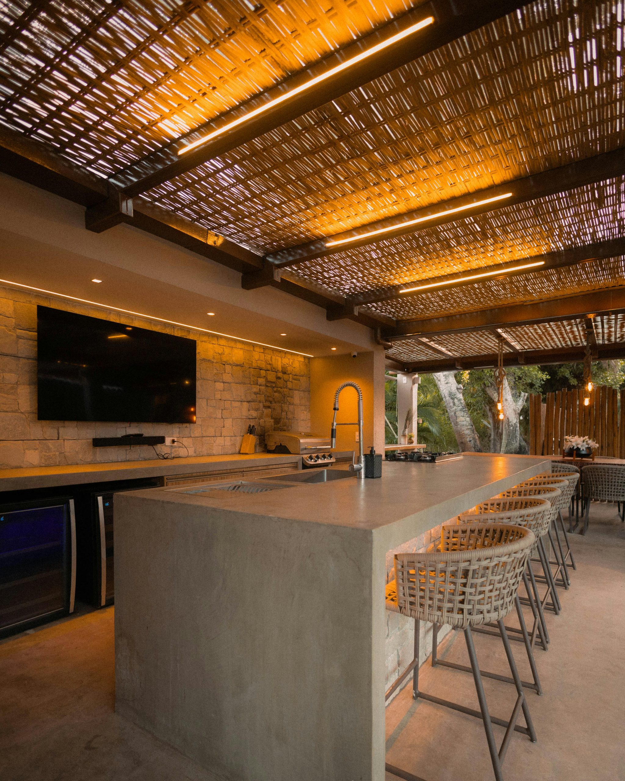 Modern outdoor kitchen with bar and seating photo – Free Architecture Image on Unsplash