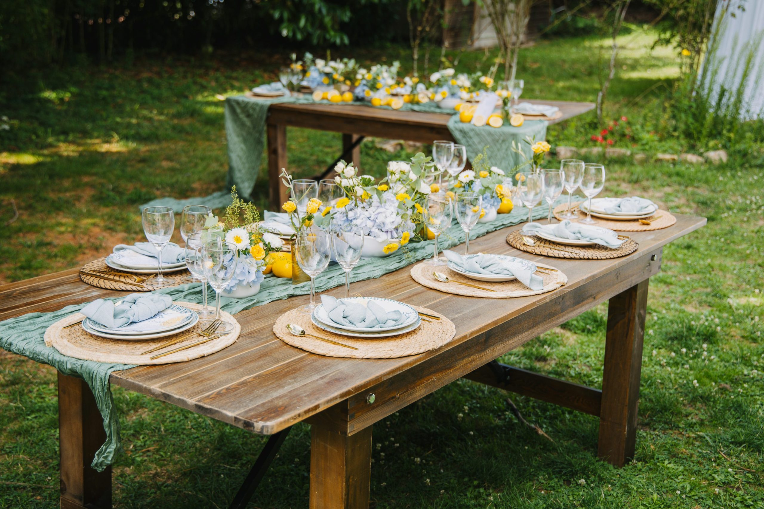 Outdoor table setting with lemons and floral arrangements photo – Free Flowers Image on Unsplash