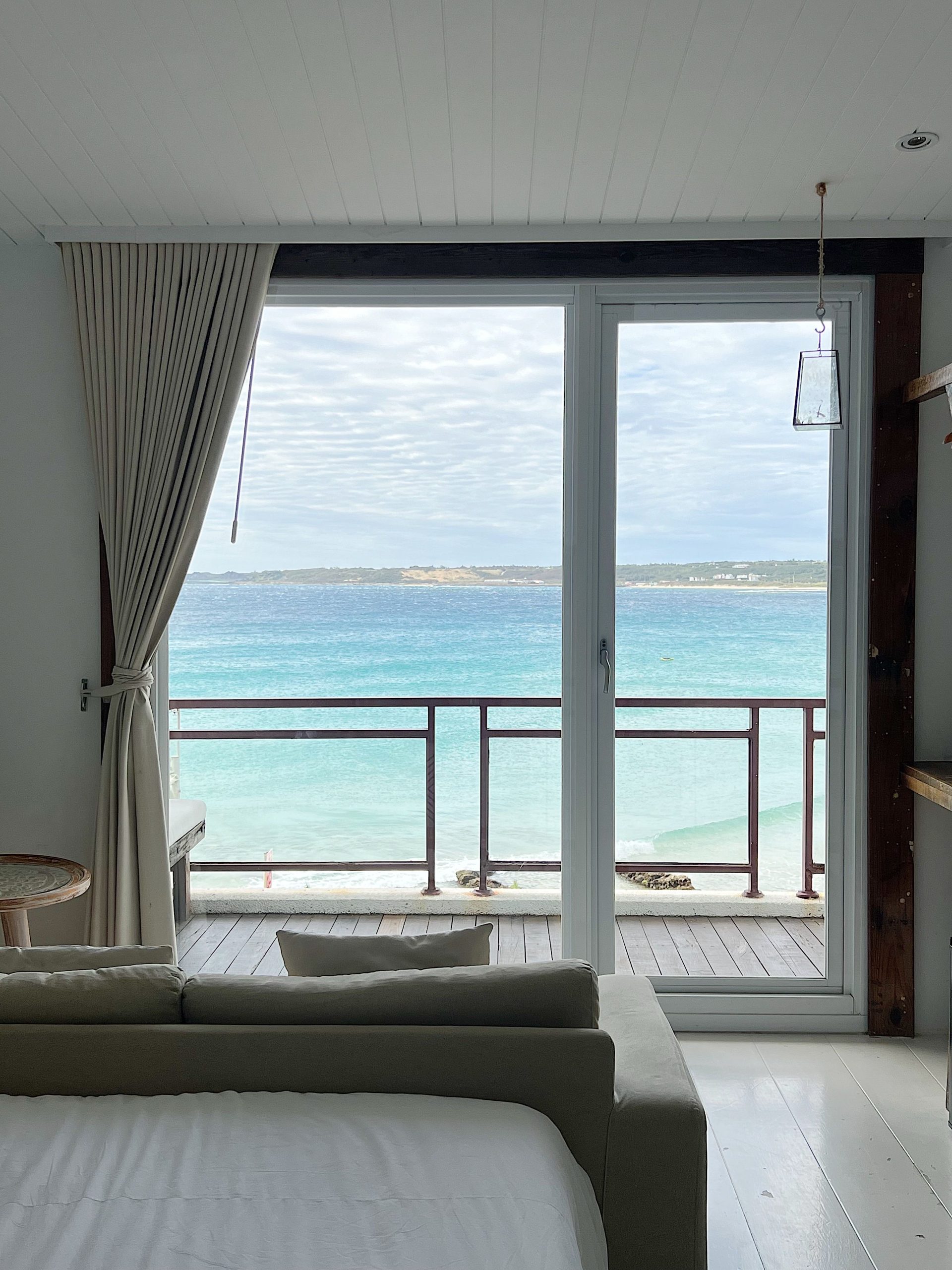Relaxing beachfront room with sea view and modern décor, perfect for vacations.
