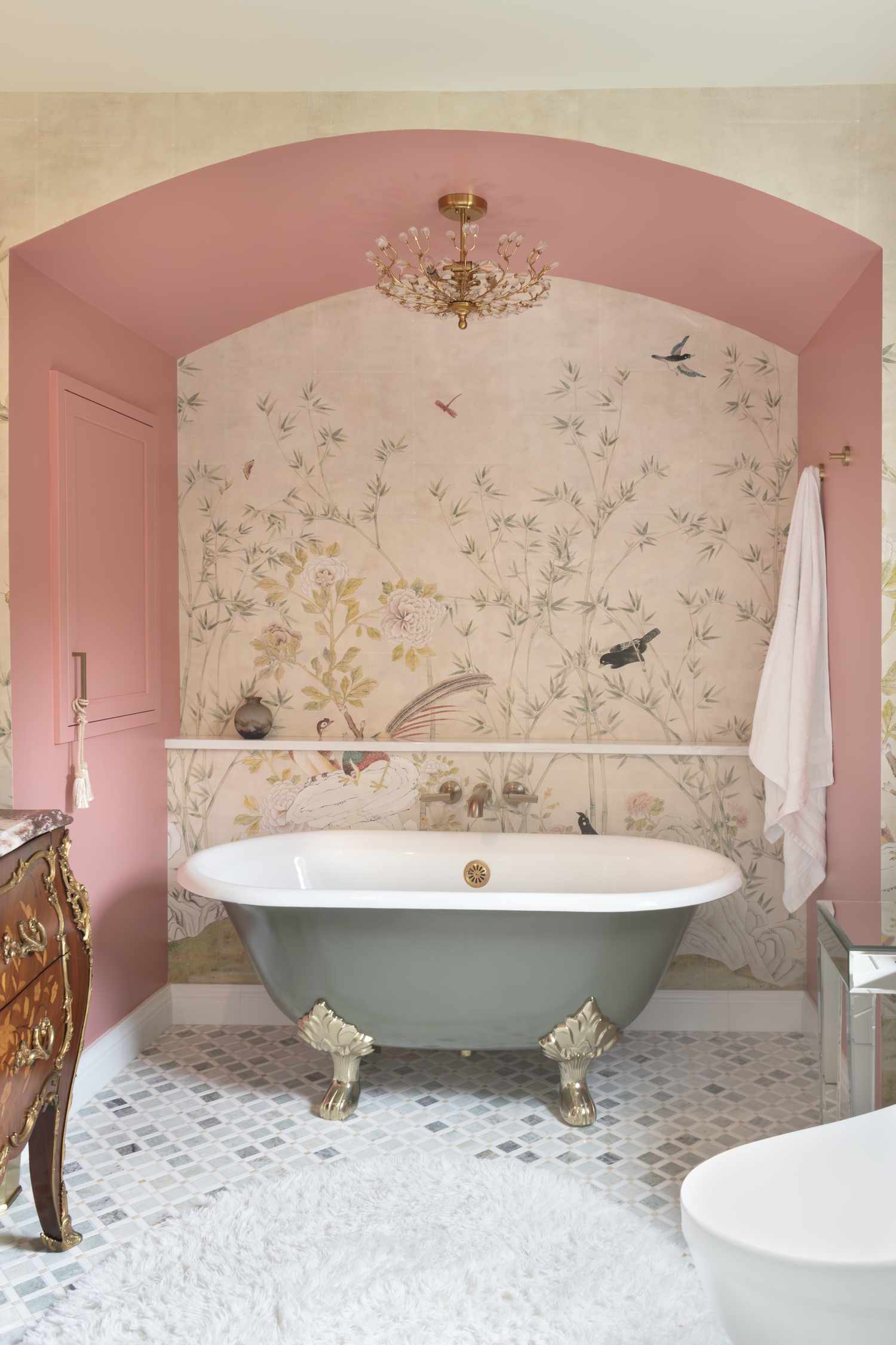 The Retro '50s Pink Bathroom Is Back—and Designers Are Giving It a Luxe New Twist